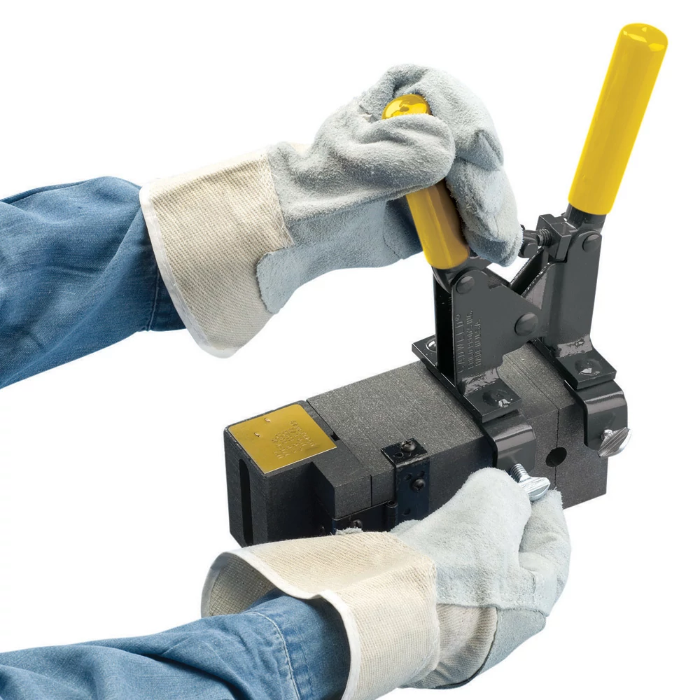 Alternate image of E-Z CHANGE HANDLE CLAMP in use.