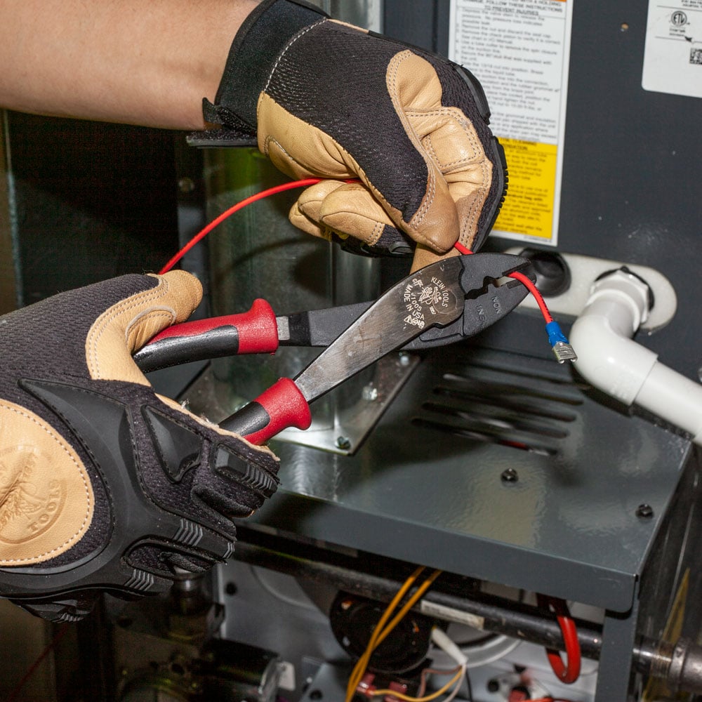 Image of JOURNEYMAN CRIMPING TOOL FOR INSUL/NONINSL TERMLS in use.