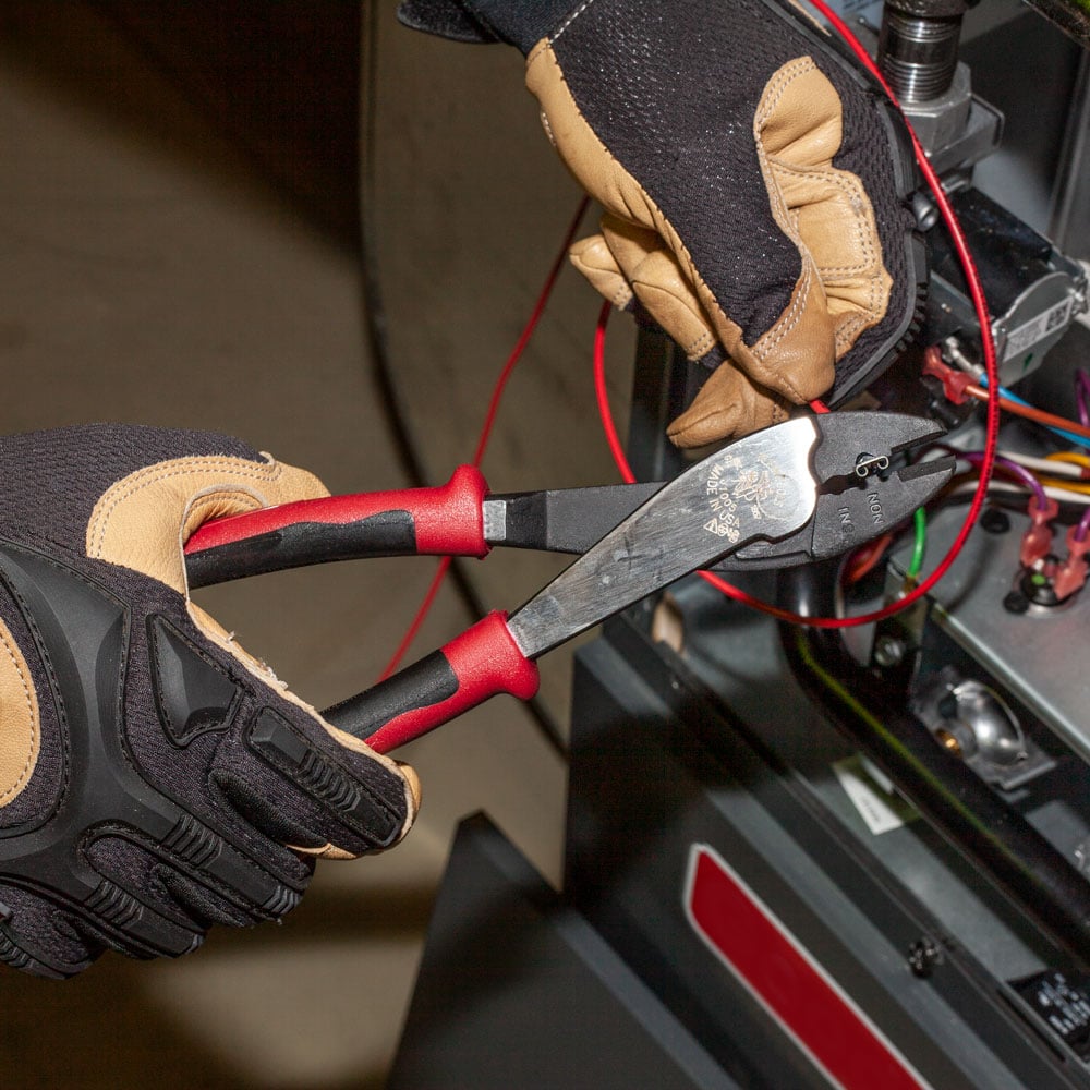 Alternate image of JOURNEYMAN CRIMPING TOOL FOR INSUL/NONINSL TERMLS in use.